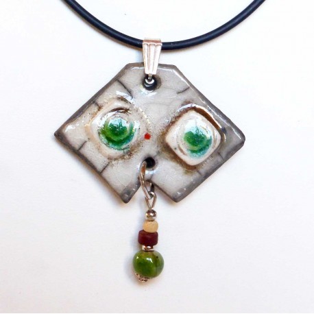 Collier blanc fantaisie aux yeux verts