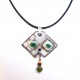 Collier blanc fantaisie aux yeux verts