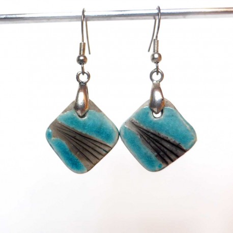 Petites boucles d'oreilles légères bleues turquoises