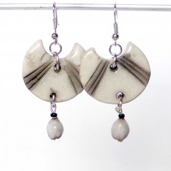 Boucles d'oreilles originales blancheur nature