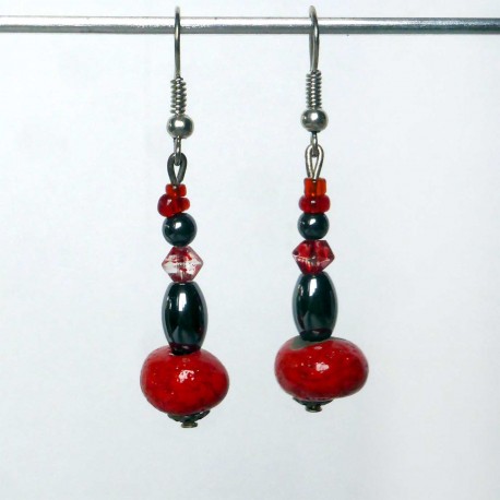 Boucles d'oreilles pendantes en rouge et noir