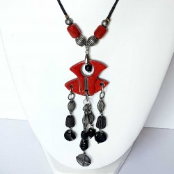 Grand collier rouge et noir original festif  et lumineux