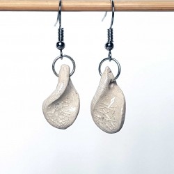 Boucles d'oreillles tortillons blancs