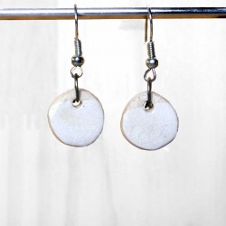 Petites boucles d'oreilles blanches rondes et légères