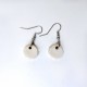 Petites boucles d'oreilles blanches rondes et légères