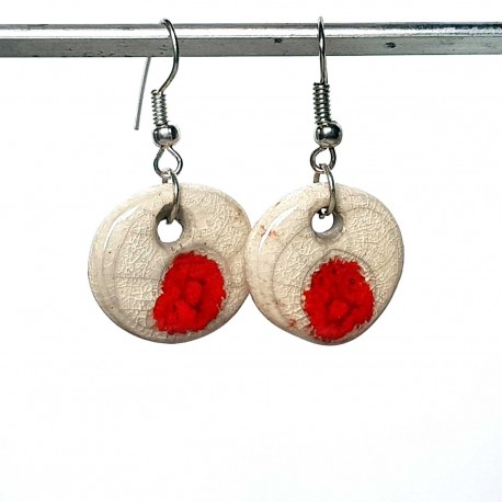 Petites boucles rondes en blanc et rouge