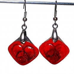 Petites boucles d'oreilles rouges éclatantes