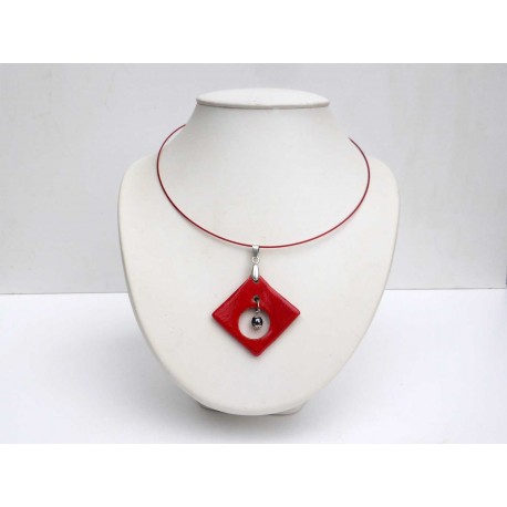 Collier rouge chic léger et lumineux 