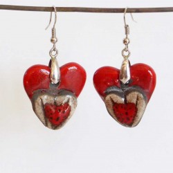 Boucles d'oreilles deux coeurs rouges