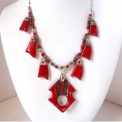 Collier de fête rouge chic et éclatant